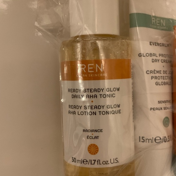 ⚡️FLASH SALE $30⚡️ NEW - REN Skincare Bundle - Picture 5 of 9